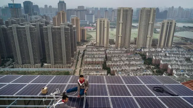 ألواح شمسية فوق أسطح المباني