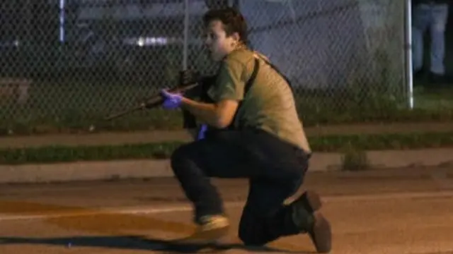Joven armado en las calles de Kenosha, Wisconsin