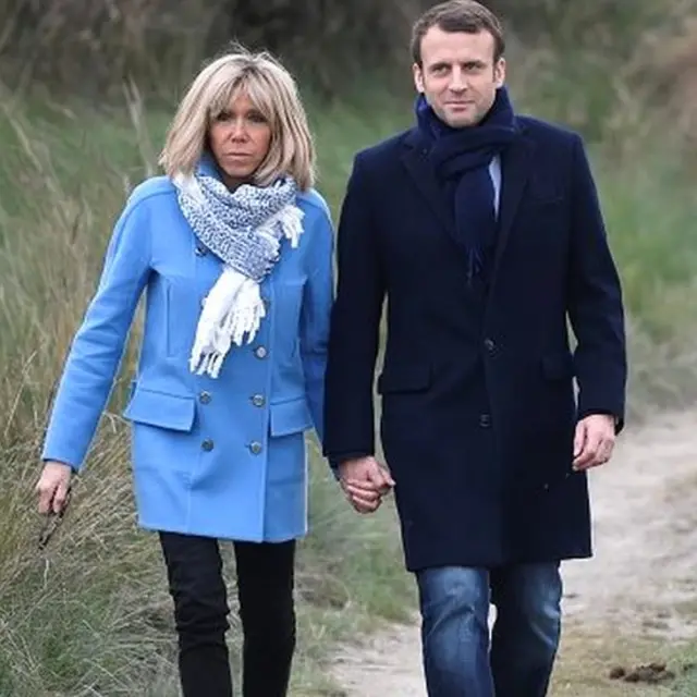 M. Macron est en compagnie de son épouse Brigitte.