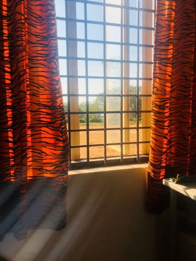 拉菲姬在医院治病期间，只能靠这个窗户看到外边的风景。