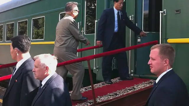 Ким Чен Ир на вокзале в Новосибирске