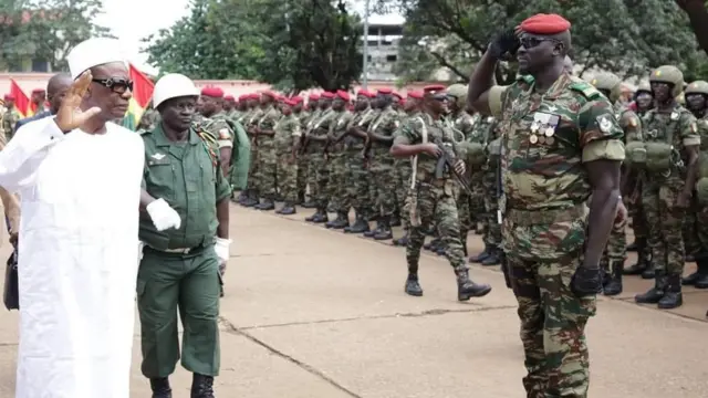 Le lieutenant-colonel Mamady Doumbouya en compagnie du président Condé
