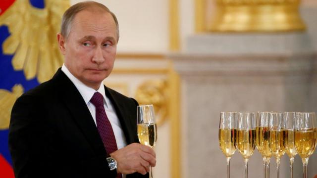Vladimir Putin segura taça de espumante