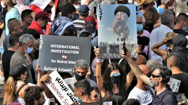 معترضان خشمگین تصویر انفجار را با عمامه حسن نصرالله ترکیب کردهاند و خواستار تحقیق گروه مستقل بینالمللی درباره انفجار شدهاند