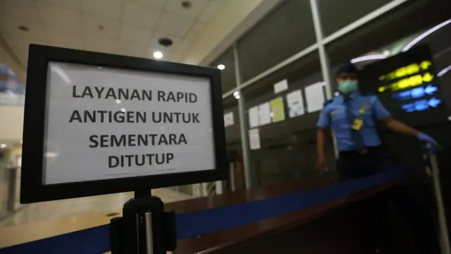 Petugas AVSEC berjaga di lokasi pelayanan swab Antigen yang telah ditutup di Lantai Mezzanine Bandara Internasional Kualanamu, Deli Serdang, Sumatera Utara, Rabu (28/4/2021).