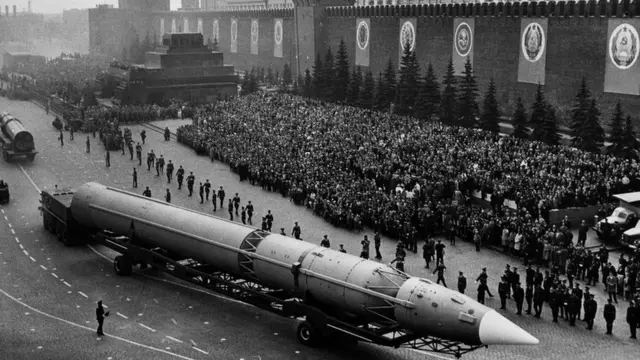 Misil intercontinental ruso en la Plaza Roja de Moscú, durante un desfile militar en 1965.