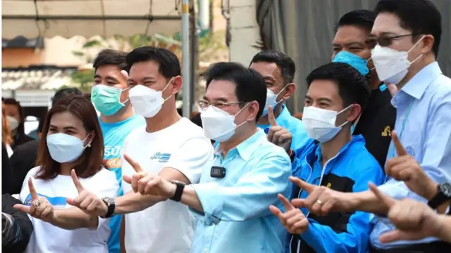 เอ้-สุชัชวีร์ กับหัวหน้าพรรค และชาว ปชป.