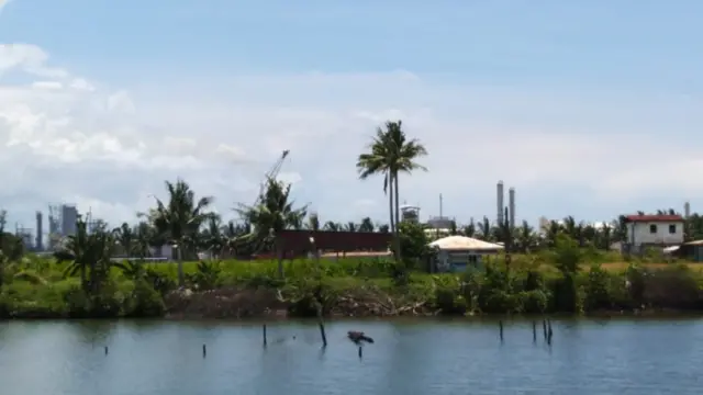 Tampak dari kejauhan Kawasan Industrial Estate (KIE) dari Pelabuhan Loktuan, Bontang, Kaltim, Minggu (29/03).