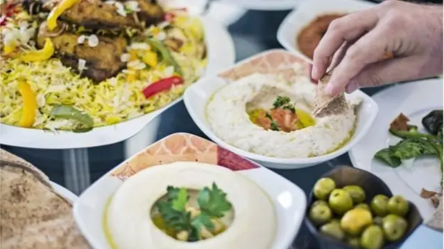 পুষ্টিবিদরা মনে করেন, ইফতারির খাদ্য তালিকায় এমন খাবার থাকা উচিত, যা সহজে শরীরে পুষ্টি, পানি ও শক্তির যোগান দেবে