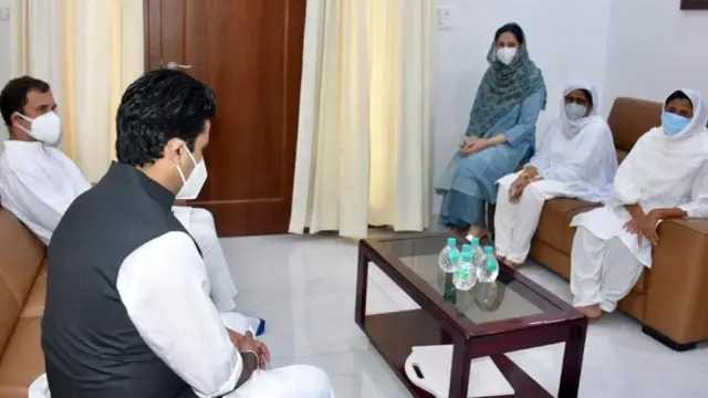 राहुल गांधी, अहमद पटेल के परिजनों के साथ