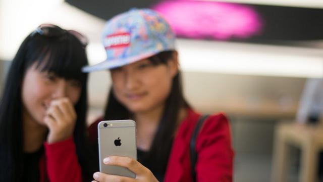 中国女孩使用苹果手机