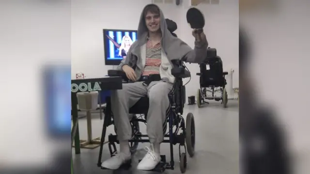 Matt jugando tenis de mesa.