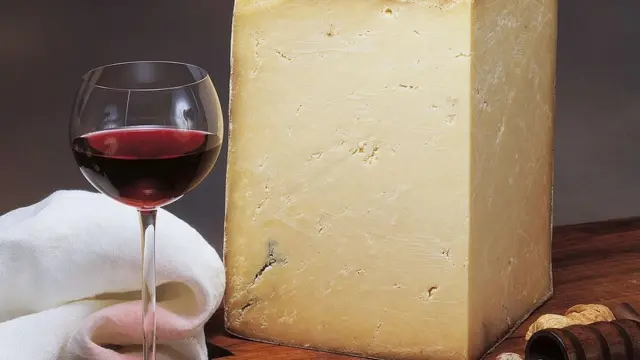 Чеддер и бокал вина