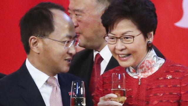林郑月娥去年出席公开活动时，没有与同场的王志民握手，被视为两人不和的迹象，但香港政府否认。