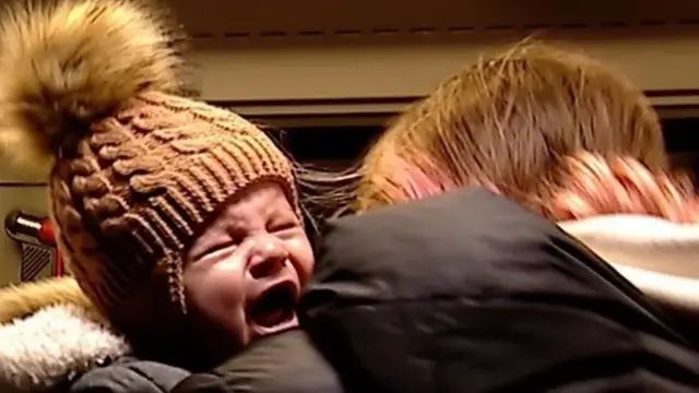 મહિલાઓ પોતાનાં નાનાં-નાનાં બાળકો સાથે સીમા પર પહોંચી રહ્યાં છે