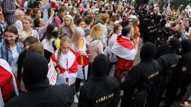 Мы русские свингеры, ебем мою жену во все дыры целой толпой порно видео онлайн