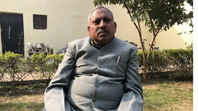 कांग्रेस के सतीश शर्मा कहते हैं, "मैं पार्टी में बाद में हूँ, कट्टर हिंदू पहले हूँ, लेकिन हिंदुत्ववादी नहीं हूँ."