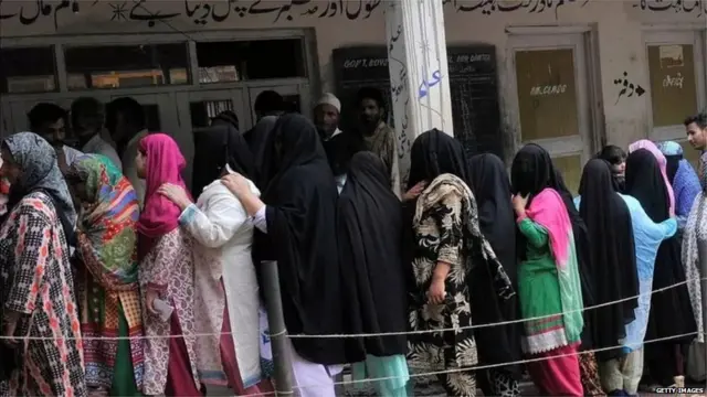 जम्मू-कश्मीर विधानसभा के चुनाव में वोट डालने जुटीं महिलाएं