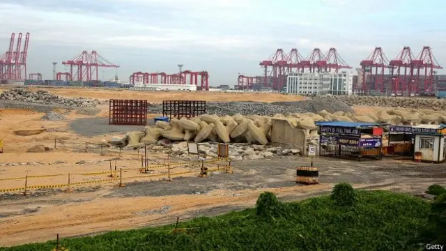 ඉදි කෙරෙමින් පවතින කොළඹ වරාය නගරය