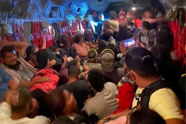 این عکس از داخل هلی کوپتر امداد گارد ملی است که در جریان آتش سوزی کریک فایر، حدود 200 نفر را از محوطه آبخیزداری ماموت در جنگل سی‌یرا نجات داد