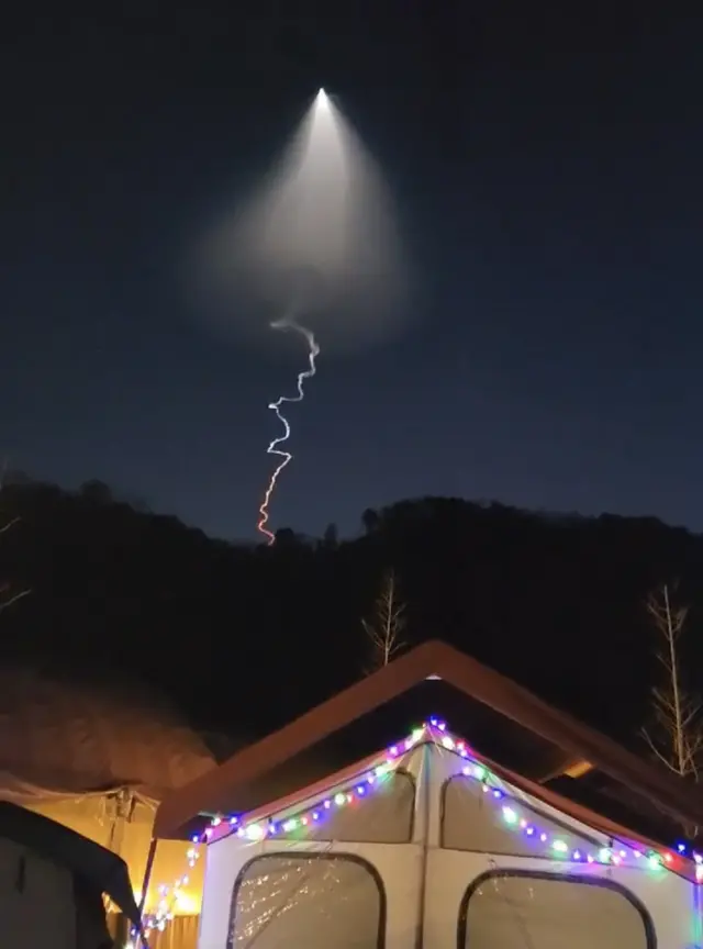 국방부가 30일 "고체 추진 우주발사체 시험비행에 성공했다"고 밝혔다. 이날 오후 전국에서 목격된 미확인 비행체가 바로 이날 우리 군이 쏴 올린 '고체연료 추진 우주발사체'였다