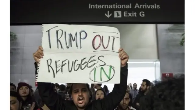 विदेशों में पाकिस्तानी मूल के लोगों ने ट्रंप के बैन का विरोध किया है