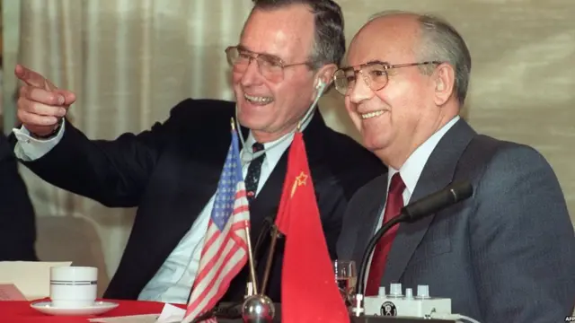 George Bush com Mikhail Gorbachevcomo analisar futebol virtual sportingbetdezembrocomo analisar futebol virtual sportingbet1989