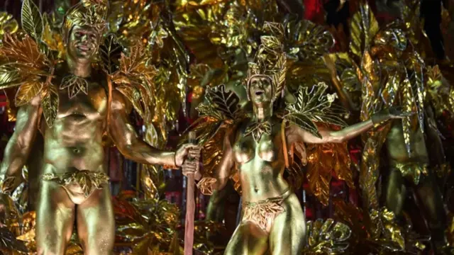 ब्राजील के रियो डी जेनेरियो शहर अपने सांबा कार्निवल के लिए अधिक जाना जाता है. इस कार्निवल में रंगबिरंगे और अजीबो-गरीब परिधानों में सजे लोग दुनियाभर के लिए आकर्षण का केंद्र रहते हैं.