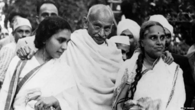 ਗਾਂਧੀ ਦੇ ਕਰੀਬੀਆਂ 'ਚ ਜਿਵੇਂ- ਉਨ੍ਹਾਂ ਦੀ ਸਹਿਯੋਗੀ ਸੁਸ਼ੀਲਾ ਬੇਨ (ਖੱਬੇ) ਅਤੇ ਉਨ੍ਹਾਂ ਦੀ ਡਾਕਟਰ ਸ਼ੀਲਾ ਨਈਅਰ (ਸੱਜੇ) ਔਰਤਾਂ ਸਨ