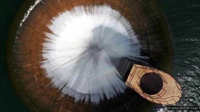 ਕੁਰਾਊਨ ਝੀਲ ਵਿੱਚ ਓਵਰ ਫਲੋ ਪਾਈਪ