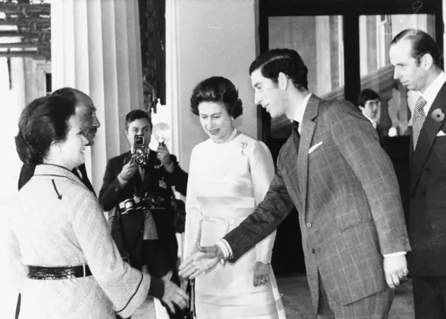 الملكة إليزابيث والأمير تشارلز يستقبلان الرئيس السادات وقرينته جيهان خلال زيارتهما لبريطانيا في عام