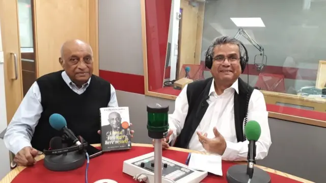 भाईचंद पटेल और रेहान फ़ज़ल बीबीसी स्टूडियो में