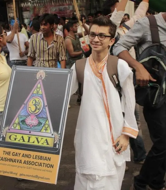 मुंबई प्राईड मार्चमध्ये LGBTI कार्यकर्ते अंकित भूपती GALVAचं प्रतिनिधीत्व करताना