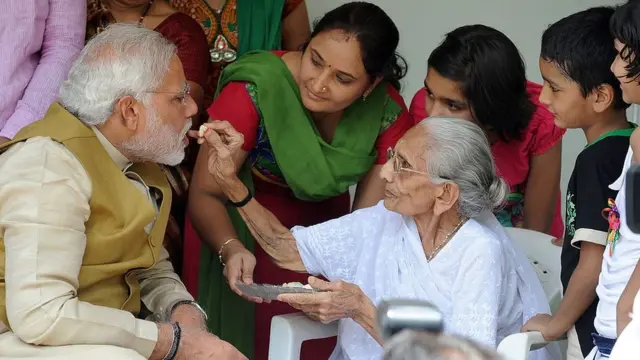 पीएम मोदी मां के साथ