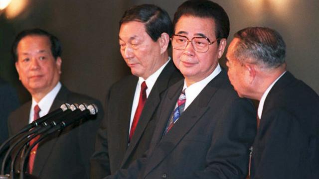 钱其琛（左一）、朱镕基（左二）与李鹏（右二）在北京全国人大记者会上（18/3/1995）