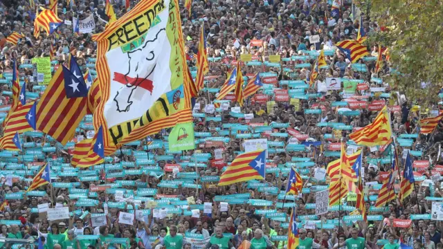 加泰罗尼亚45万人周六在巴塞罗那游行示威，抗议西班牙中央政府的决定。