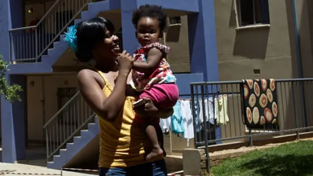 Nwaanyị kụ nwa nwaanyị