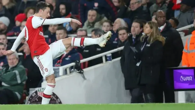 အိုဇေးလ်က မင်္ဂလာဆောင်လက်ဖွဲ့ပေးတာတွေ သိပ်မကြိုက်သူပါ