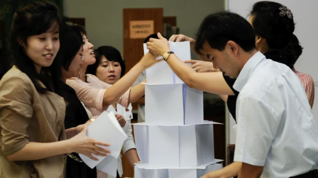 소그룹 활동 중인 북한 참가자들