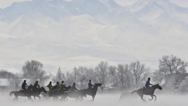 Ала-Тоо тизмаларида қирғиз чавандозлари от чоптиришмоқда.