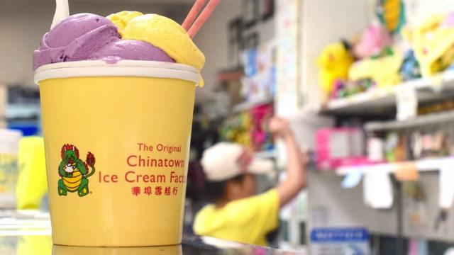 チャイナタウン・アイスクリームファクトリーではあずき、煎りゴマ、タロイモ味のアイスを売っている