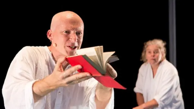 Du Sautoy en el escenario en su obra de teatro "X e Y"