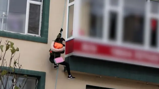 2018년 10월 중국의 한 아파트에서 탈북 여성이 탈출을 시도하고 있다