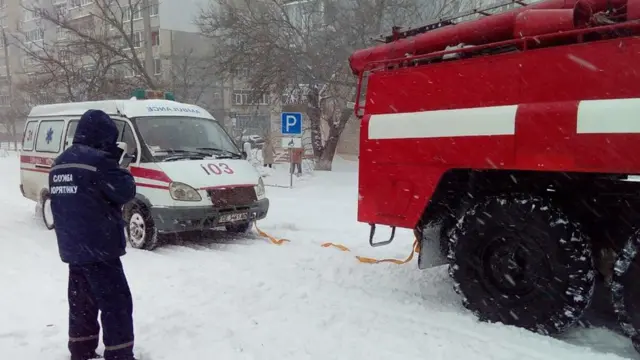 Рятувальники ДСНС допомагають у буксируванні транспорту на території Миколаївської області, 1 березня 2018 р. Фото