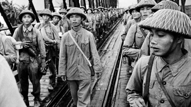Một đơn vị Việt Minh trên cầu Paul Doumer vào Hà Nội tháng 10/1954