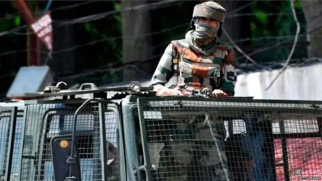 కశ్మీర్‌లో బలగాలు