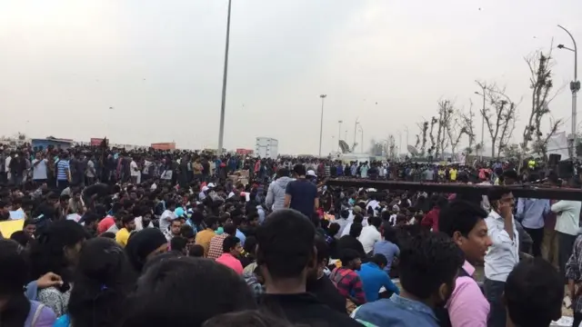 போராட்டக்காரர்களின் பெருங்கூட்டம்