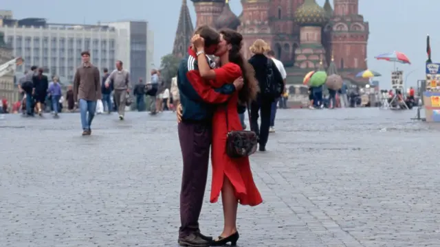 Пара целуется на красной площади в Москве