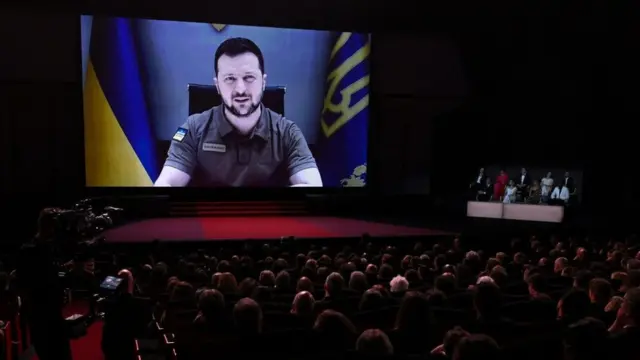 الرئيس الأوكراني فولوديمير زيلينسكي يلقي كلمة أمام الضيوف خلال حفل افتتاح الدورة 75 لمهرجان كان السينمائي، في 17 مايو/أيار 2022
