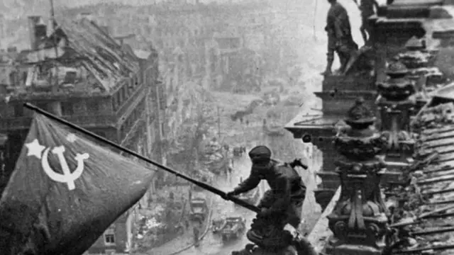 Un soldado ruso durante la toma de Berlín en 1945.